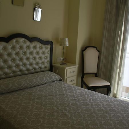 Hotel Hostal Flor De Lis- Lojo Conil De La Frontera Zewnętrze zdjęcie