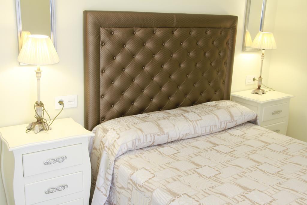 Hotel Hostal Flor De Lis- Lojo Conil De La Frontera Zewnętrze zdjęcie
